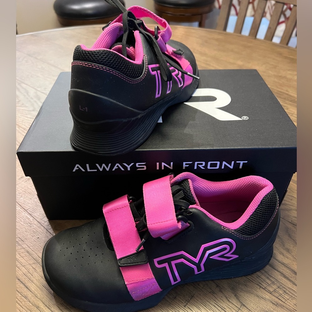 TYR Womens L-1 Lifters in Black and Pink